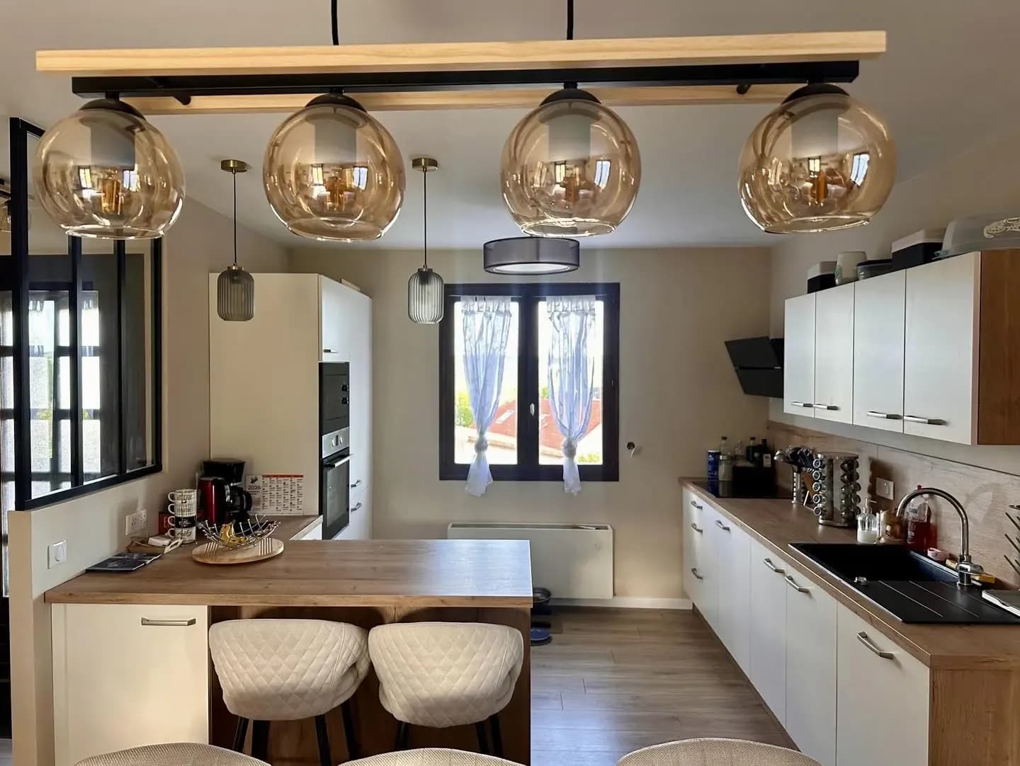 Cuisine équipée sur mesure avec îlot réalisée par Smart Cuisines à Vesoul